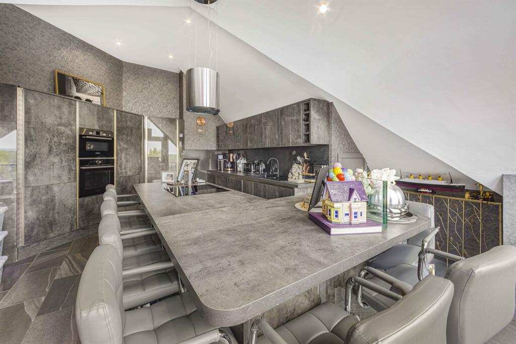3 bedroom penthouse for sale in The Avenue, Hale, Altrincham, WA15